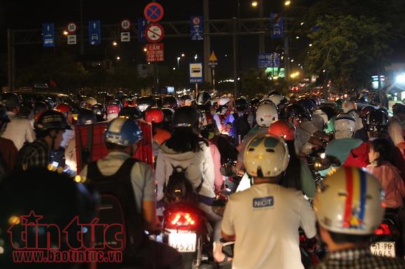 Chen chúc về quê, đại lộ Phạm Văn Đồng 'thất thủ' ảnh 3